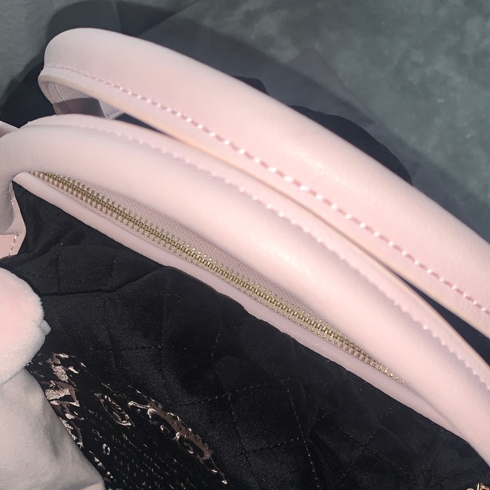 🆕- JUICY TALE BOWLERS BAG IN LIQUORICE WITH BEAUTIFUL
 BIG PINK BOW 🎀 - Picture 13 of 14
